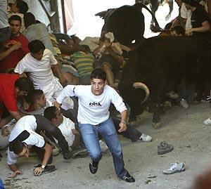 Bull runners try to escape in San Sebastian de los Reyes (EFE)